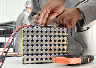 varios-empleados-trabajan-fabrica-baterias-iones-litio-2975378